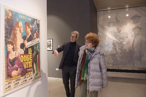 L'assessore Fvg alla Cultura, Tiziana Gibelli, visita la mostra fotografica su Fellini insieme al supervisore Guido Comis